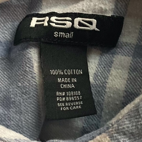 RSQ Women’s Blue Plaid Cropped Button Up - Picture 3 of 3